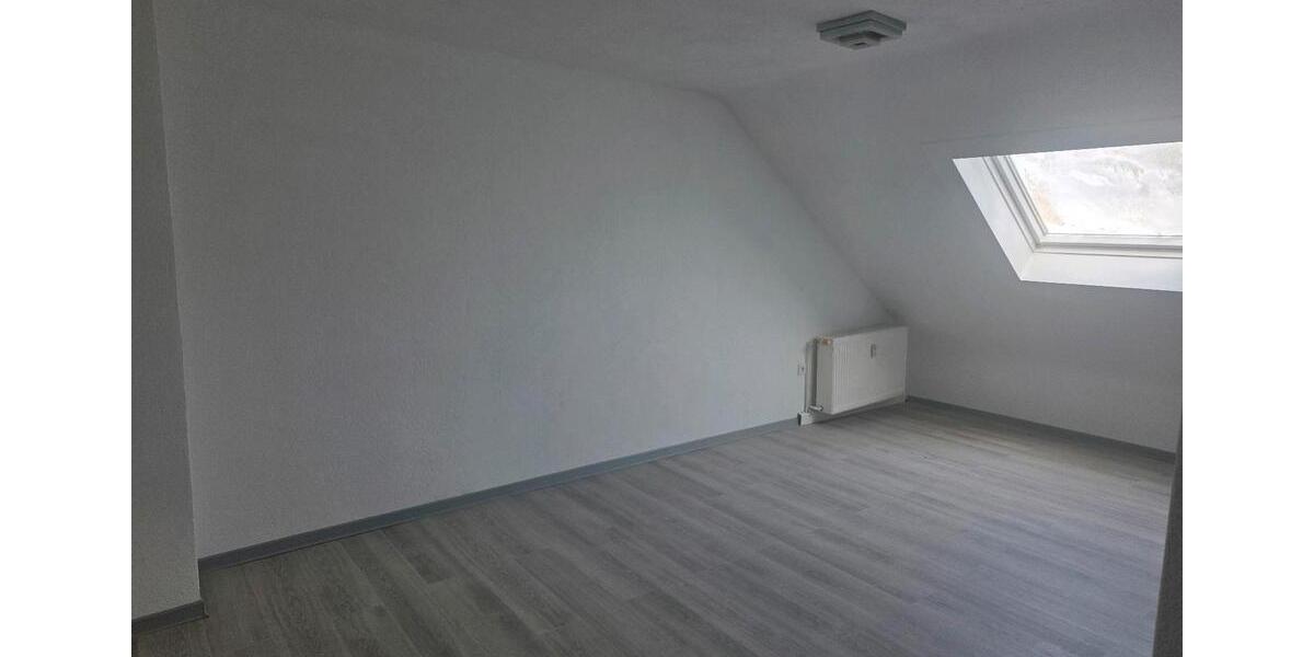 Dachgeschoßwohnung Saarbrücken West - 4 Zimmer, 105 m&sup2;, 700&euro; | Angebot:26681399