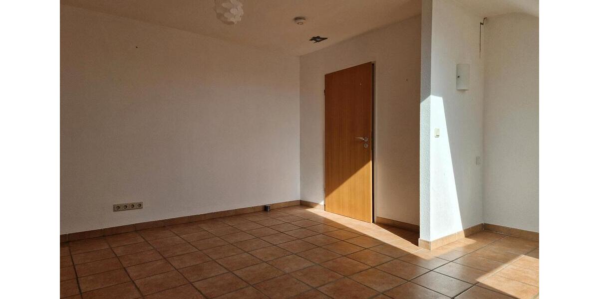 Dachgeschoßwohnung Saarbrücken Kieselhumes - 2.5 Zimmer, 65 m&sup2;, 600&euro; | Angebot:25302445