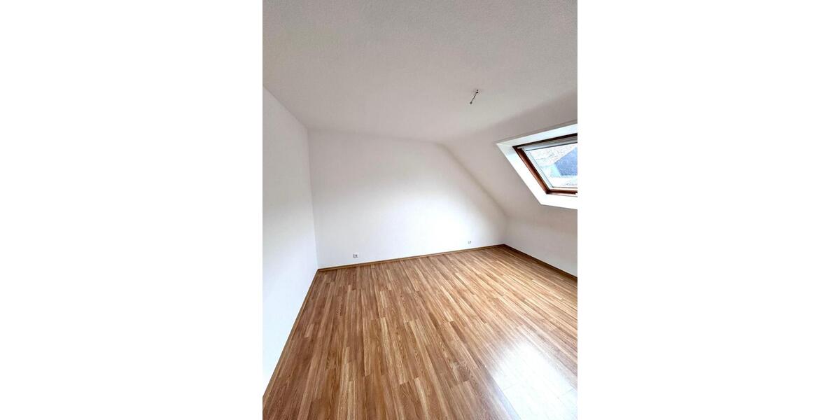 Dachgeschoßwohnung Saarbrücken Dudweiler - 3 Zimmer, 65 m&sup2;, 700&euro; | Angebot:25936035