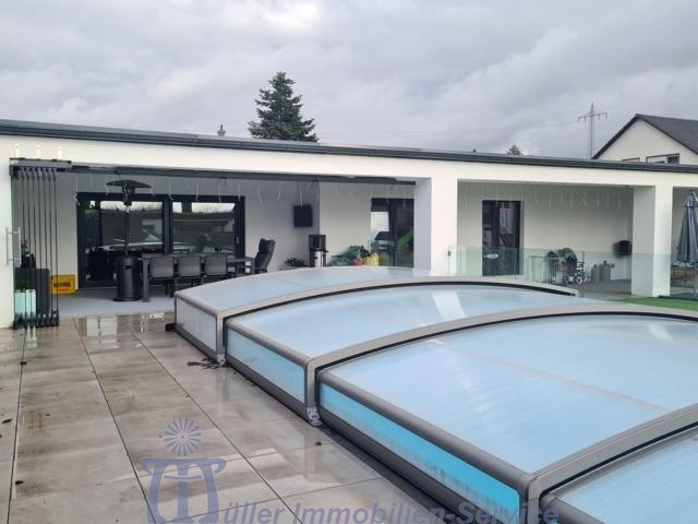 Modernes luxuriöses Wohnhaus, Bungalowstil, mit Außenpool, in schöner Stadtrandlage - Einfamilienhaus Homburg | Angebot:14540143
