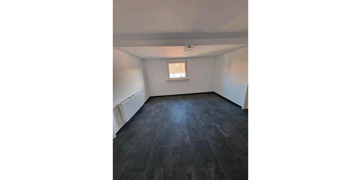 Dachgeschoßwohnung Schiffweiler - 4 Zimmer, 100 m&sup2;, 700&euro; | Angebot:25942084
