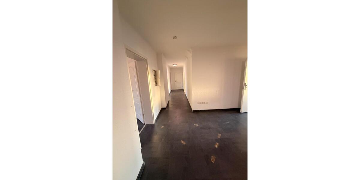 Etagenwohnung Schiffweiler - 6 Zimmer, 171 m&sup2;, 1.000&euro; | Angebot:25443001