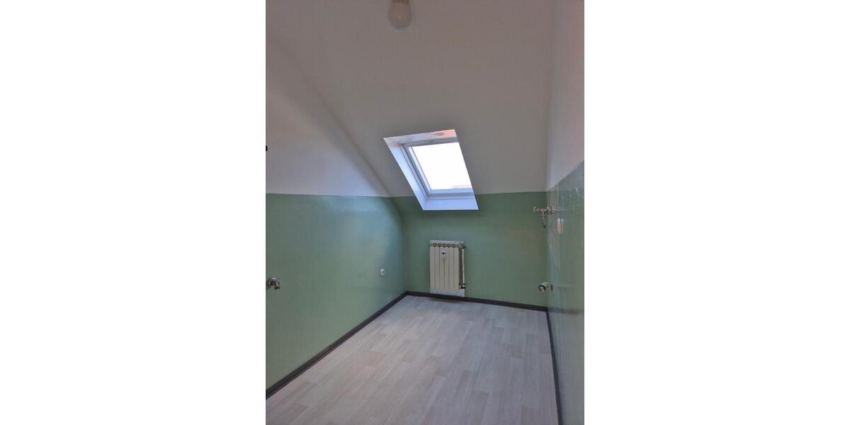 Dachgeschoßwohnung Saarbrücken West - 3 Zimmer, 50 m&sup2;, 400&euro; | Angebot:25298087