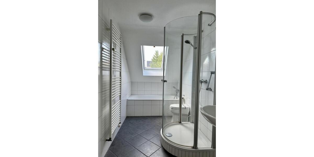 Dachgeschoßwohnung Saarbrücken Neue Bremm - 3.5 Zimmer, 98 m&sup2;, 950&euro; | Angebot:24224590