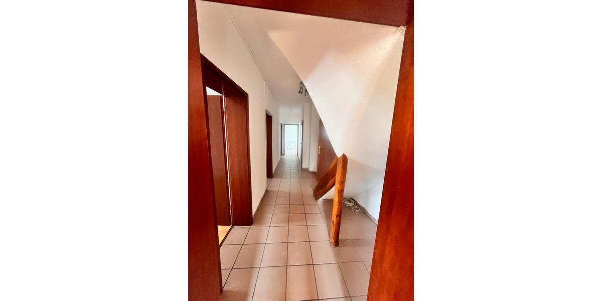 Dachgeschoßwohnung Saarbrücken - 5 Zimmer, 125 m&sup2;, 1.080&euro; | Angebot:25298112