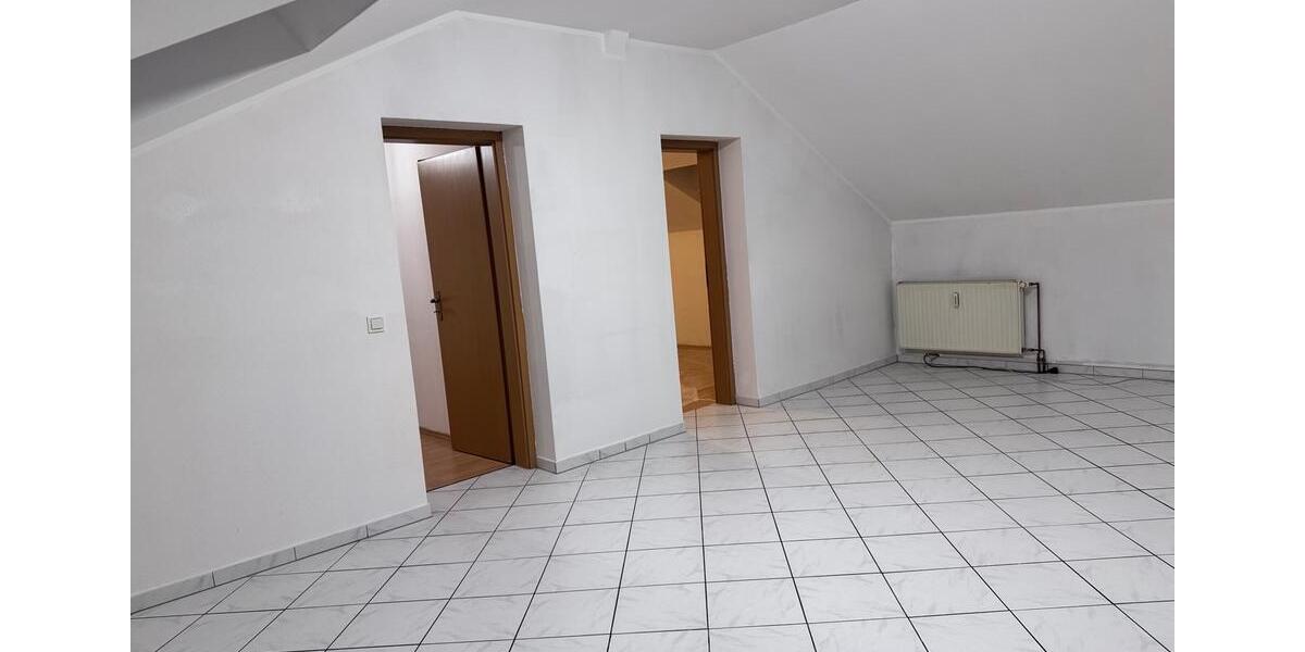 Dachgeschoßwohnung Überherrn - 4 Zimmer, 120 m&sup2;, 600&euro; | Angebot:25917920