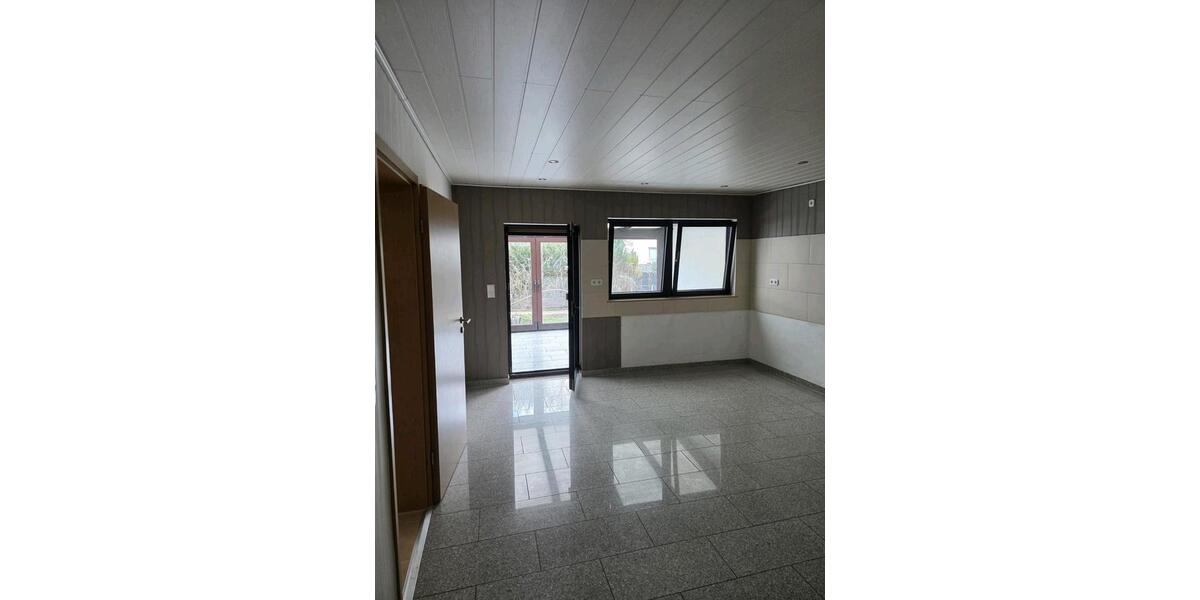 Erdgeschoßwohnung Neunkirchen - 4 Zimmer, 153 m&sup2;, 900&euro; | Angebot:25379472