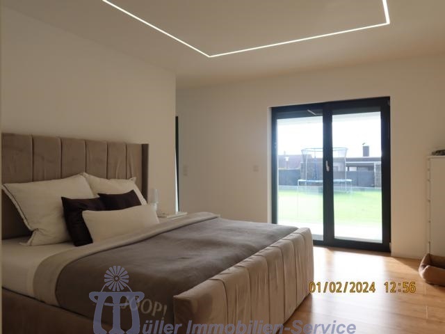 Modernes luxuriöses Wohnhaus, Bungalowstil, mit Außenpool, in schöner Stadtrandlage - Einfamilienhaus Homburg | Angebot:14540143