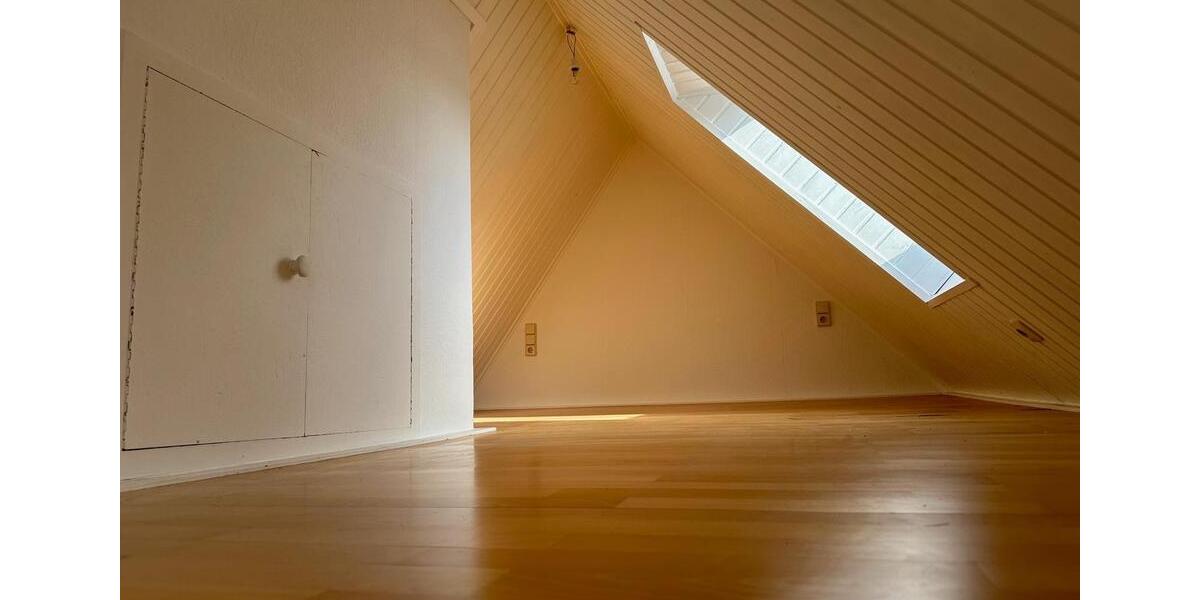 Dachgeschoßwohnung Saarbrücken Ensheim - 2 Zimmer, 130 m&sup2;, 1.000&euro; | Angebot:26162666