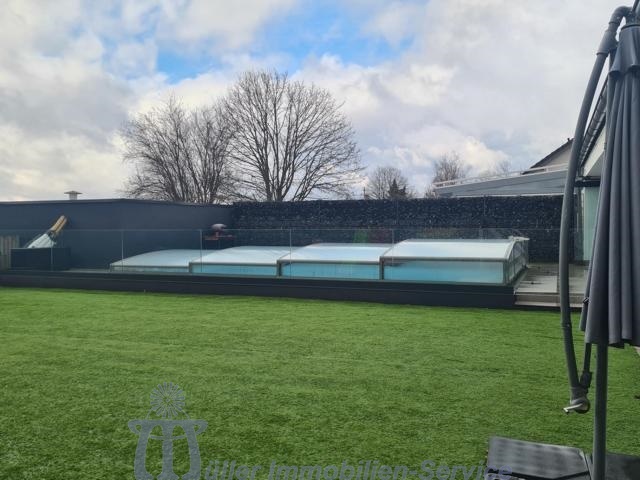 Modernes luxuriöses Wohnhaus, Bungalowstil, mit Außenpool, in schöner Stadtrandlage - Einfamilienhaus Homburg | Angebot:14540143