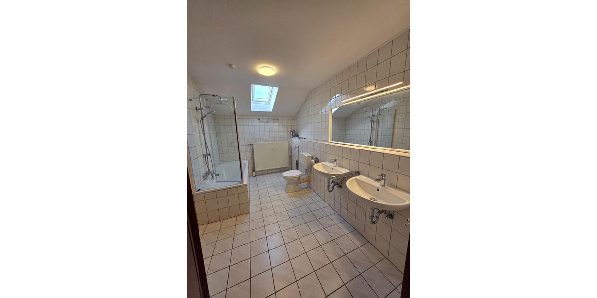 Dachgeschoßwohnung Saarbrücken Kieselhumes - 3.5 Zimmer, 115 m&sup2;, 995&euro; | Angebot:25546281