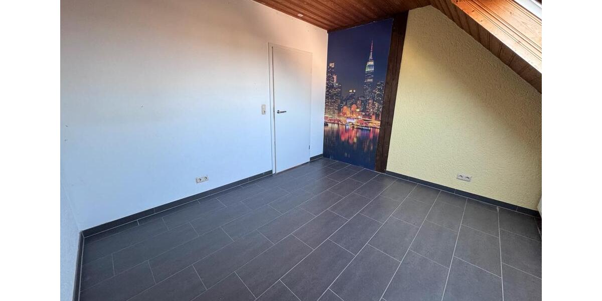 Dachgeschoßwohnung Eppelborn - 4 Zimmer, 120 m&sup2;, 800&euro; | Angebot:25841213