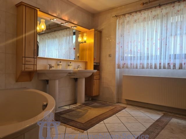 Schöne Landhaus-Villa in unverbaubarer Orts- und Waldrandlage von Homburg - Einfamilienhaus Homburg | Angebot:15024068