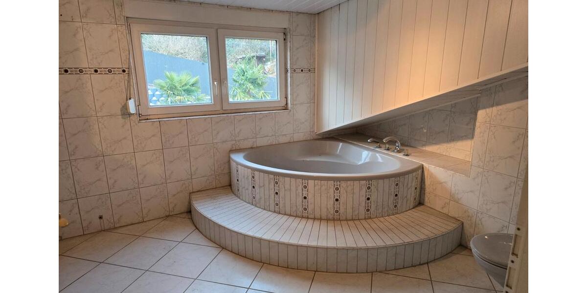 Etagenwohnung Saarbrücken Brebach-Fechingen - 5 Zimmer, 155 m&sup2;, 210.000&euro; | Angebot:26111977