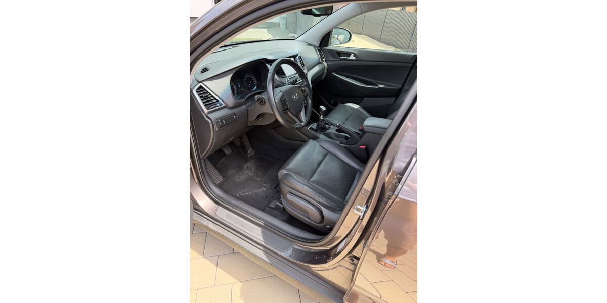 Hyundai TUCSON 174.600 km 10.900 &euro; Völklingen 66333