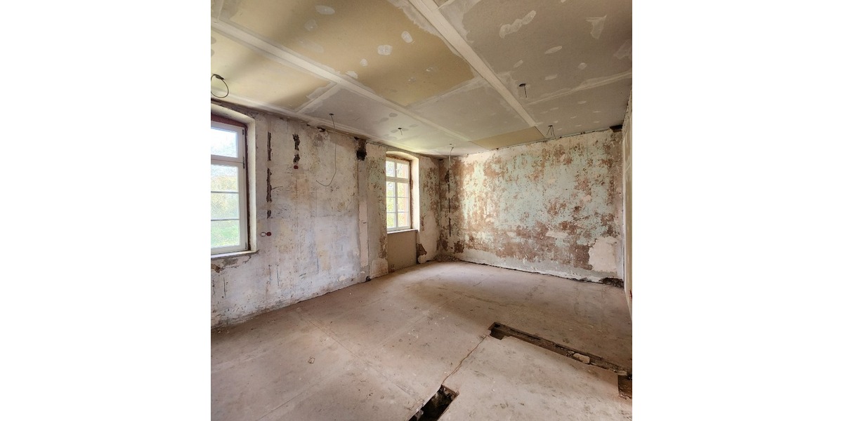 Top-Renditeobjekt: 5 Wohneinheiten im historischen Schulhaus mit großem Entwicklungspotenzial - Mehrfamilienhaus, Wohnhaus Althornbach Bödingerhof | Angebot:24700023