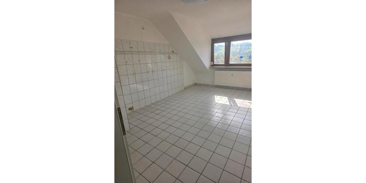 Dachgeschoßwohnung Saarbrücken West - 4 Zimmer, 105 m&sup2;, 700&euro; | Angebot:26681399