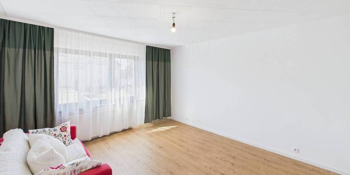 Einfamilienhaus Saarlouis Neuforweiler - 9 Zimmer, 217 m&sup2;, 339.000&euro; | Angebot:25735478