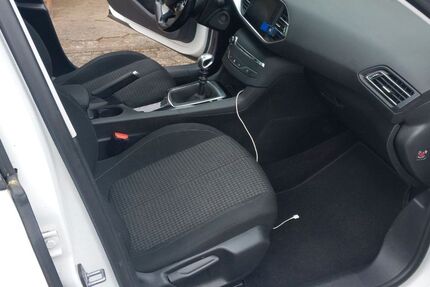 Peugeot 308 109.600 km 7.999 &euro; Saarbrücken 66113