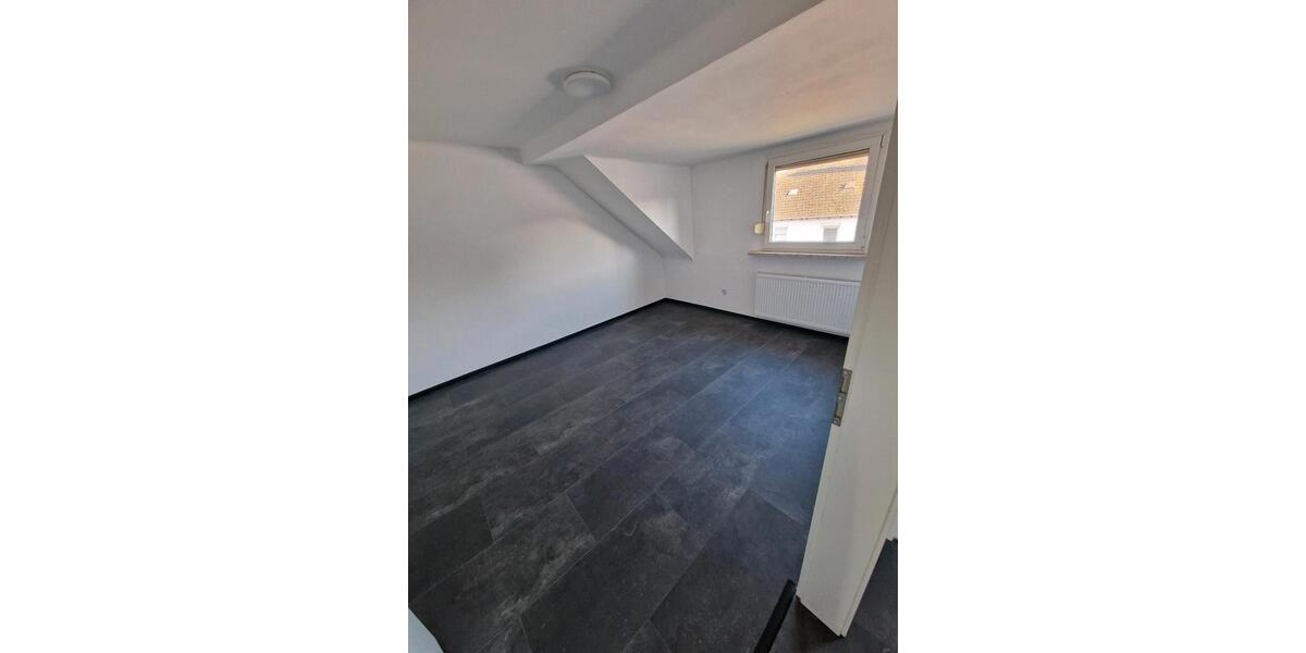 Dachgeschoßwohnung Schiffweiler - 4 Zimmer, 100 m&sup2;, 700&euro; | Angebot:25823304