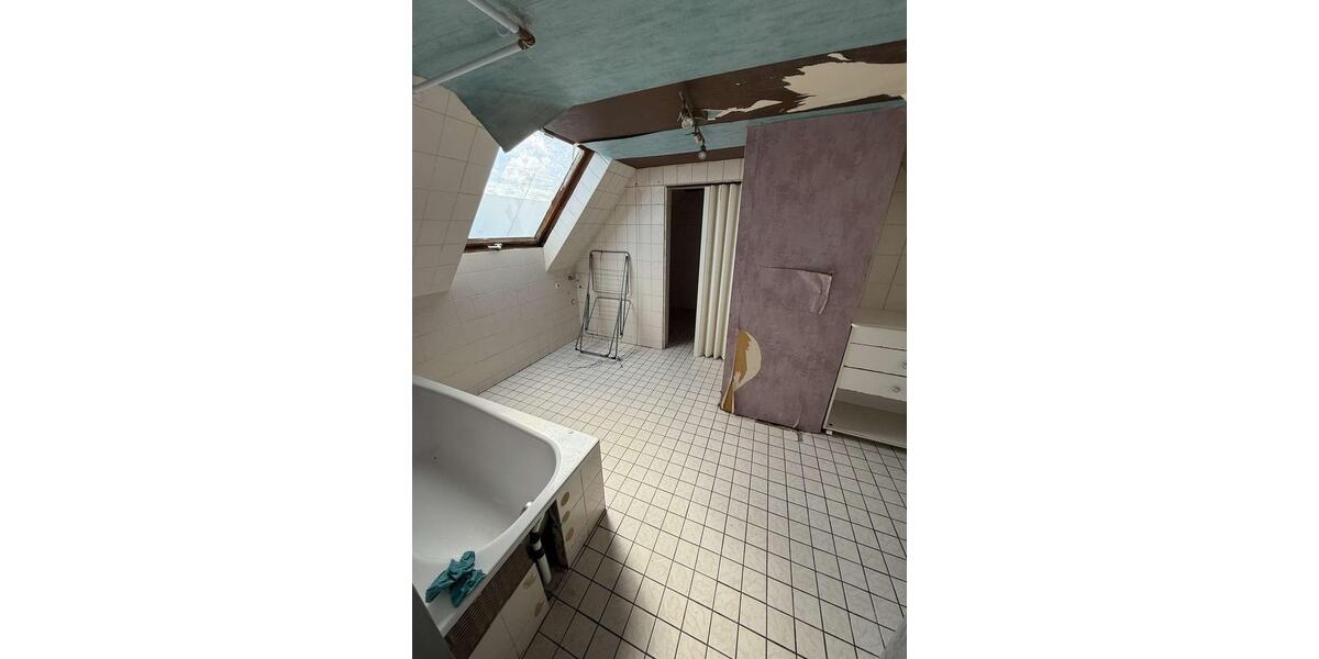 Dachgeschoßwohnung Saarbrücken West - 4 Zimmer, 70 m&sup2;, 700&euro; | Angebot:25415305