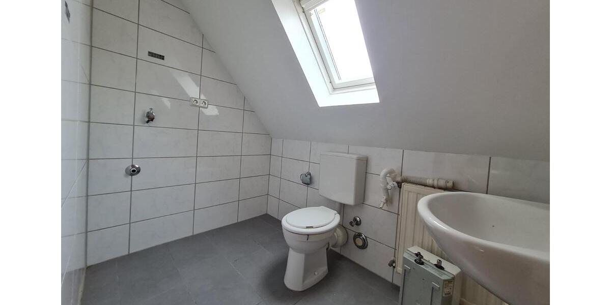 Dachgeschoßwohnung Saarbrücken West - 4 Zimmer, 100 m&sup2;, 850&euro; | Angebot:25378186