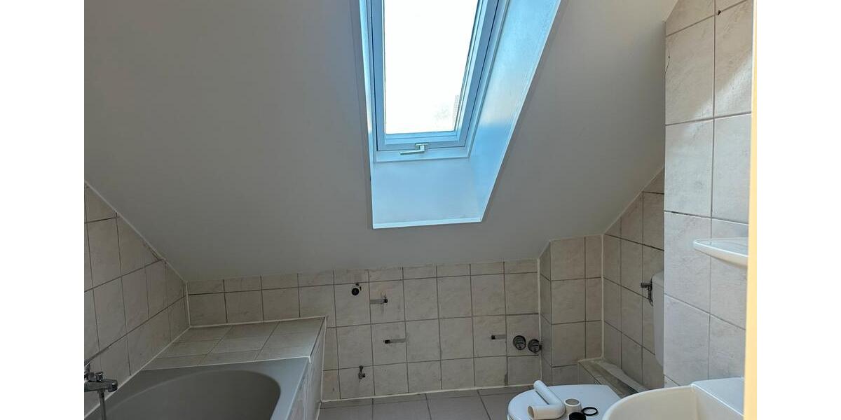 Dachgeschoßwohnung Schwalbach - 3 Zimmer, 75 m&sup2;, 490&euro; | Angebot:25309124