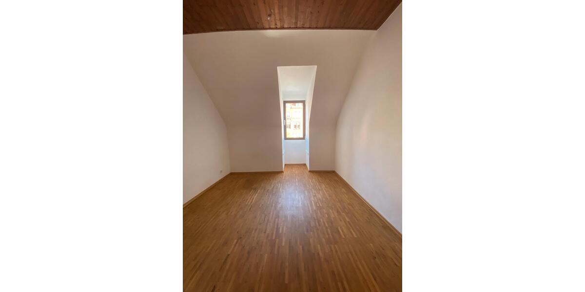 Dachgeschoßwohnung Saarbrücken Eschberg - 4 Zimmer, 125 m&sup2;, 350&euro; | Angebot:25866773