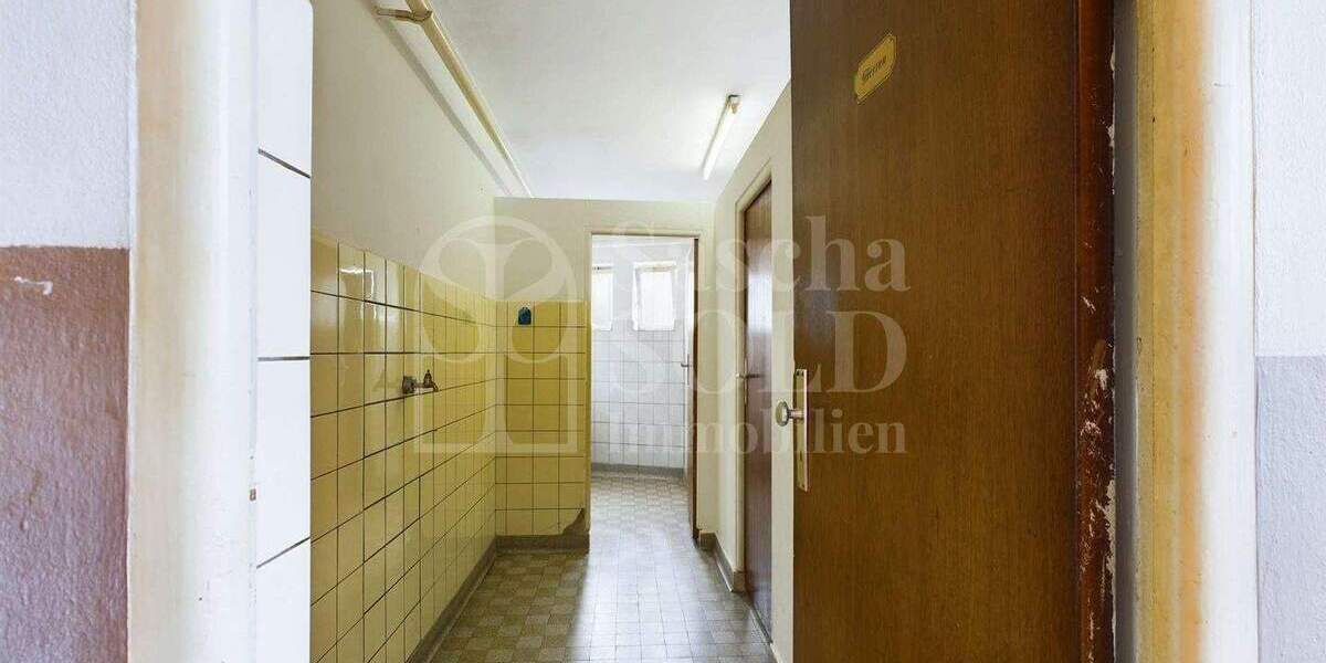 Wohn- und Geschäftshaus in St. Ingbert - für Investoren - mit Wohnung, Gewerbe, Garten und Garagen - Reihenendhaus Sankt Ingbert St. Ingbert | Angebot:23973449