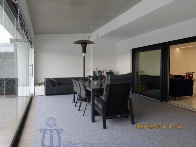 Modernes luxuriöses Wohnhaus, Bungalowstil, mit Außenpool, in schöner Stadtrandlage - Einfamilienhaus Homburg | Angebot:14540143