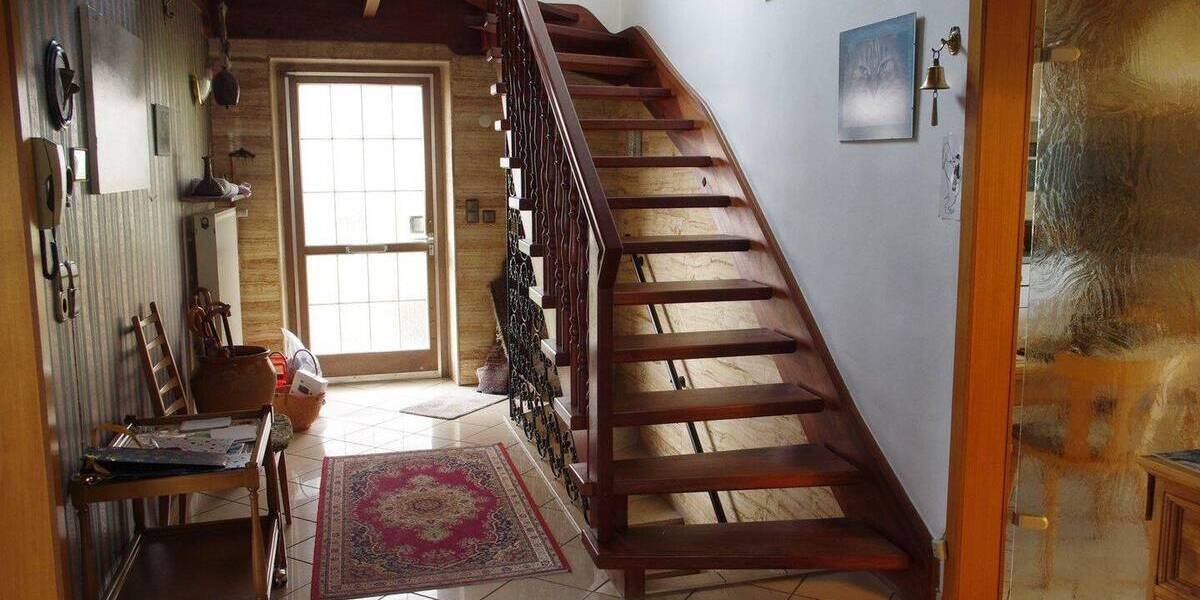 Einfamilienhaus Saarbrücken Dudweiler - 8 Zimmer, 216 m&sup2;, 340.000&euro; | Angebot:25728348