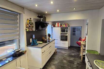 Haus Eppelborn - 8 Zimmer, 270 m&sup2;, 198.000&euro; | Angebot:23652558