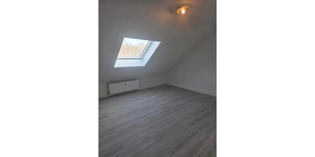 Dachgeschoßwohnung Saarbrücken West - 4 Zimmer, 105 m&sup2;, 700&euro; | Angebot:26681399