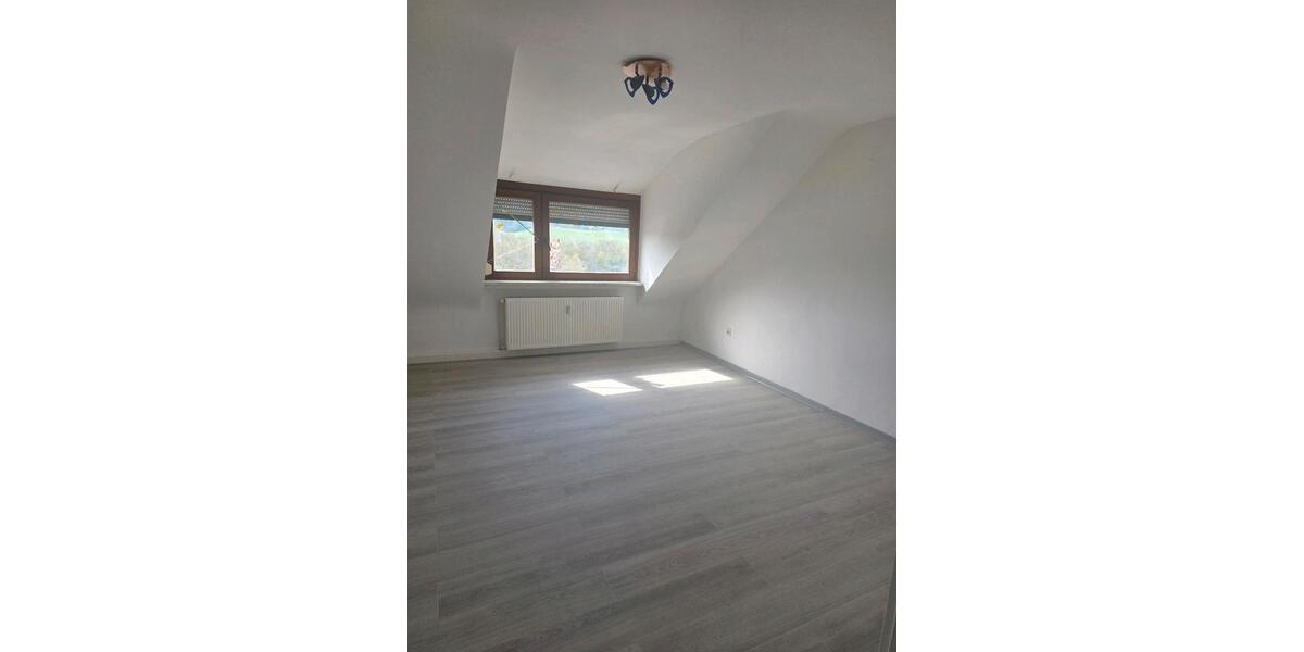 Dachgeschoßwohnung Saarbrücken West - 4 Zimmer, 105 m&sup2;, 700&euro; | Angebot:26681399