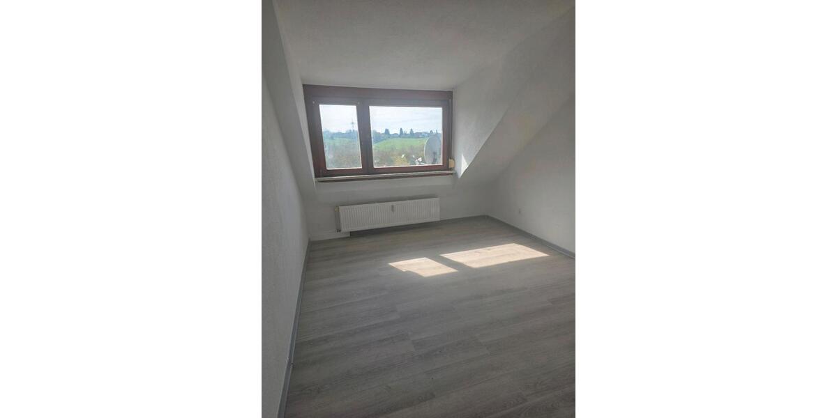 Dachgeschoßwohnung Saarbrücken West - 4 Zimmer, 105 m&sup2;, 700&euro; | Angebot:26681399