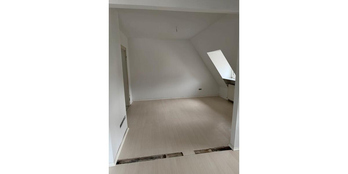 Dachgeschoßwohnung Saarbrücken Kieselhumes - 4 Zimmer, 65 m&sup2;, 1.000&euro; | Angebot:25830978