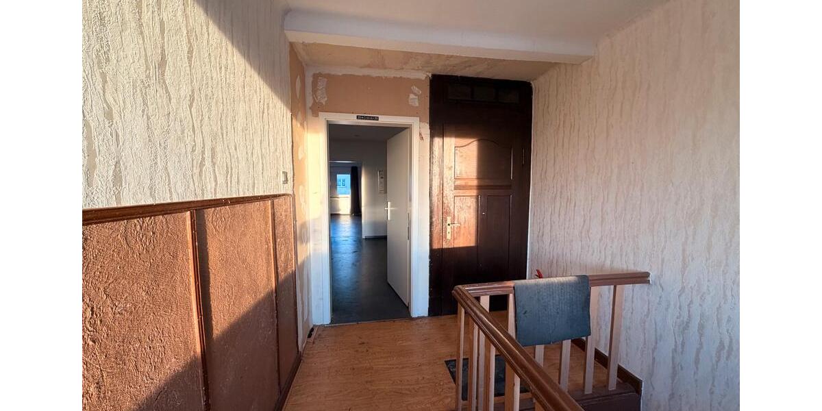 Etagenwohnung Schiffweiler - 6 Zimmer, 171 m&sup2;, 1.000&euro; | Angebot:25443001