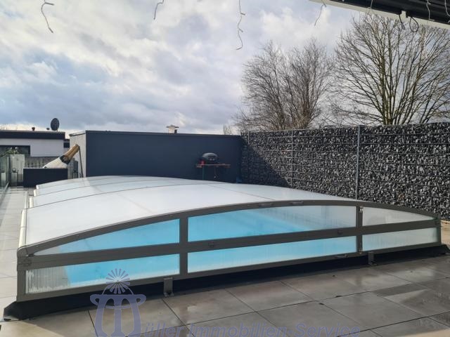 Modernes luxuriöses Wohnhaus, Bungalowstil, mit Außenpool, in schöner Stadtrandlage - Einfamilienhaus Homburg | Angebot:14540143