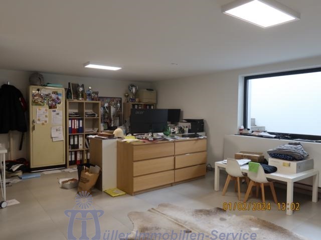 Modernes luxuriöses Wohnhaus, Bungalowstil, mit Außenpool, in schöner Stadtrandlage - Einfamilienhaus Homburg | Angebot:14540143