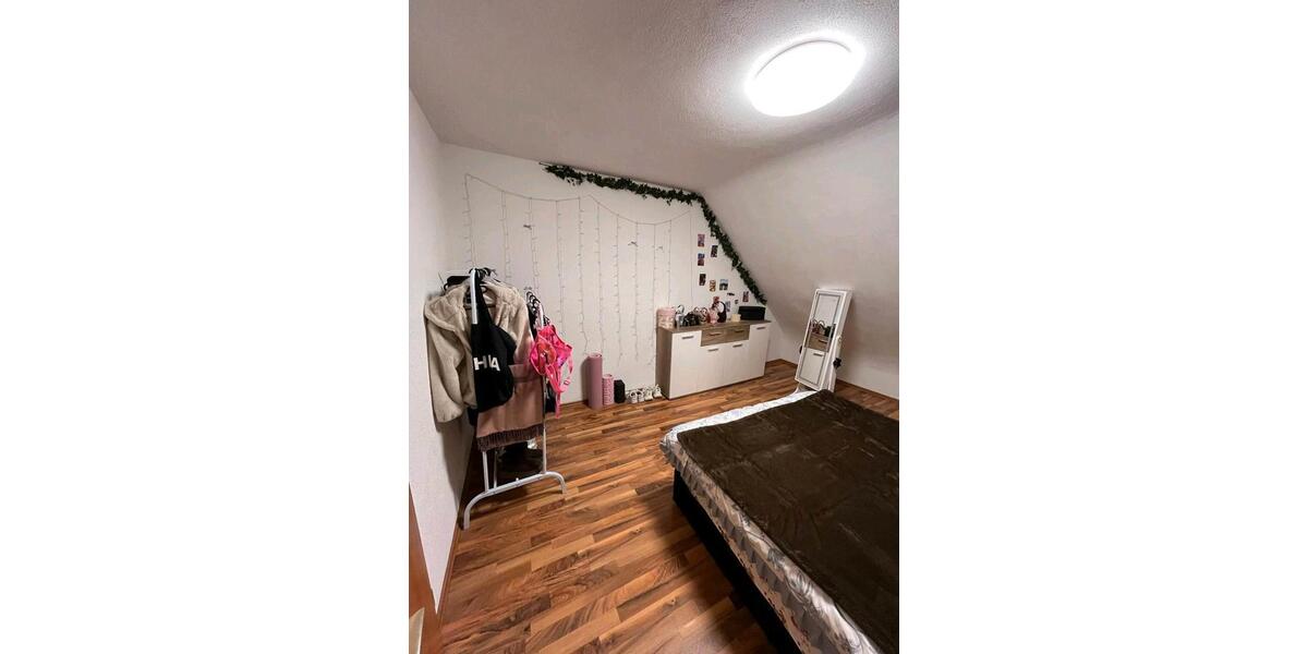 Dachgeschoßwohnung Homburg - 4 Zimmer, 100 m&sup2;, 1.300&euro; | Angebot:25361033