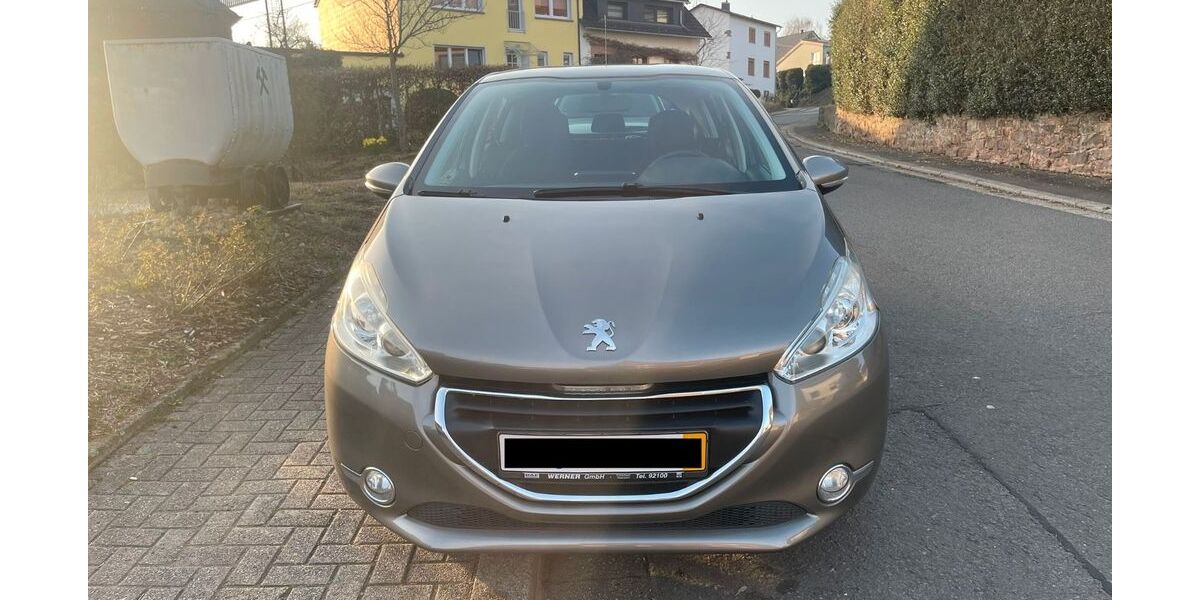 Peugeot 208 165.000 km 4.650 &euro; Illingen 66557