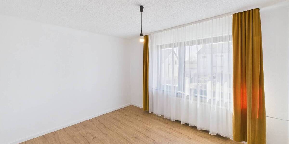 Einfamilienhaus Saarlouis Neuforweiler - 9 Zimmer, 217 m&sup2;, 339.000&euro; | Angebot:25735478