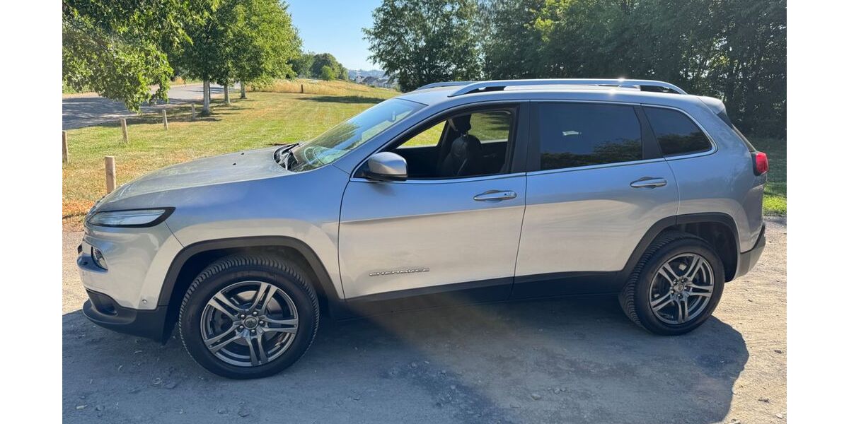 Jeep Cherokee 59.000 km 15.300 &euro; Illingen 66557