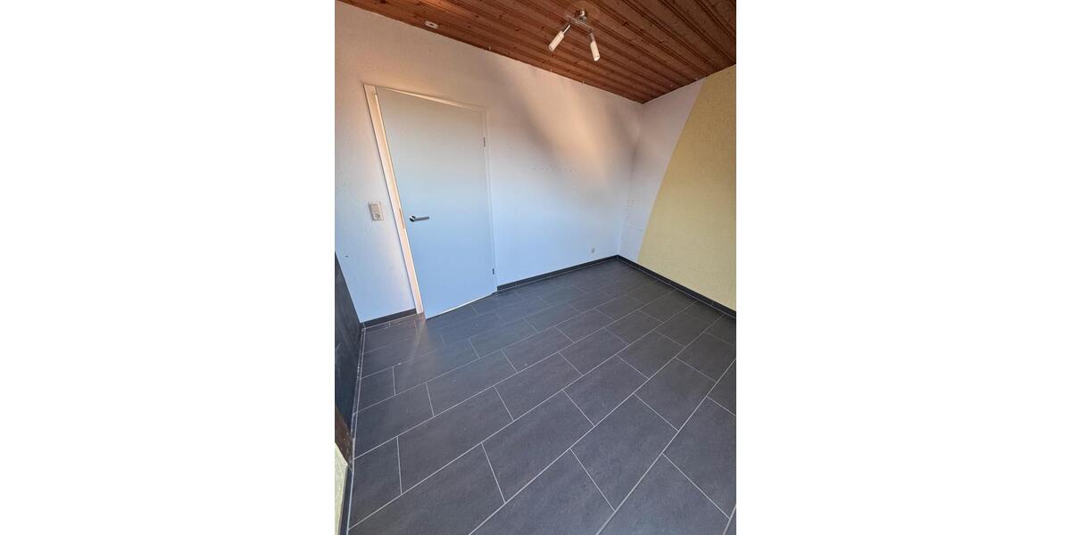 Dachgeschoßwohnung Eppelborn - 4 Zimmer, 120 m&sup2;, 800&euro; | Angebot:25841213