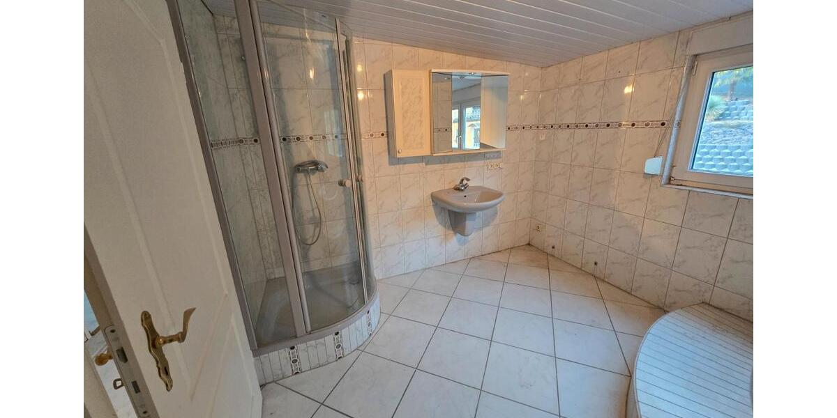 Etagenwohnung Saarbrücken Brebach-Fechingen - 5 Zimmer, 155 m&sup2;, 210.000&euro; | Angebot:26111977