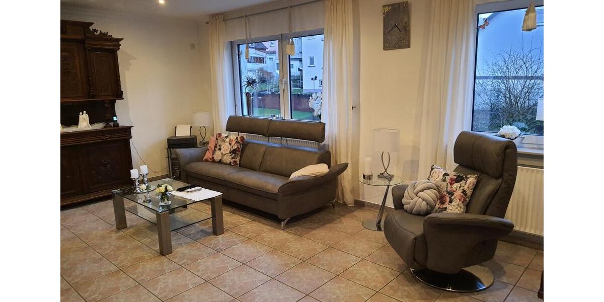 Reihenhaus Neunkirchen Heinitz - 8 Zimmer, 250 m&sup2;, 375.000&euro; | Angebot:23120743