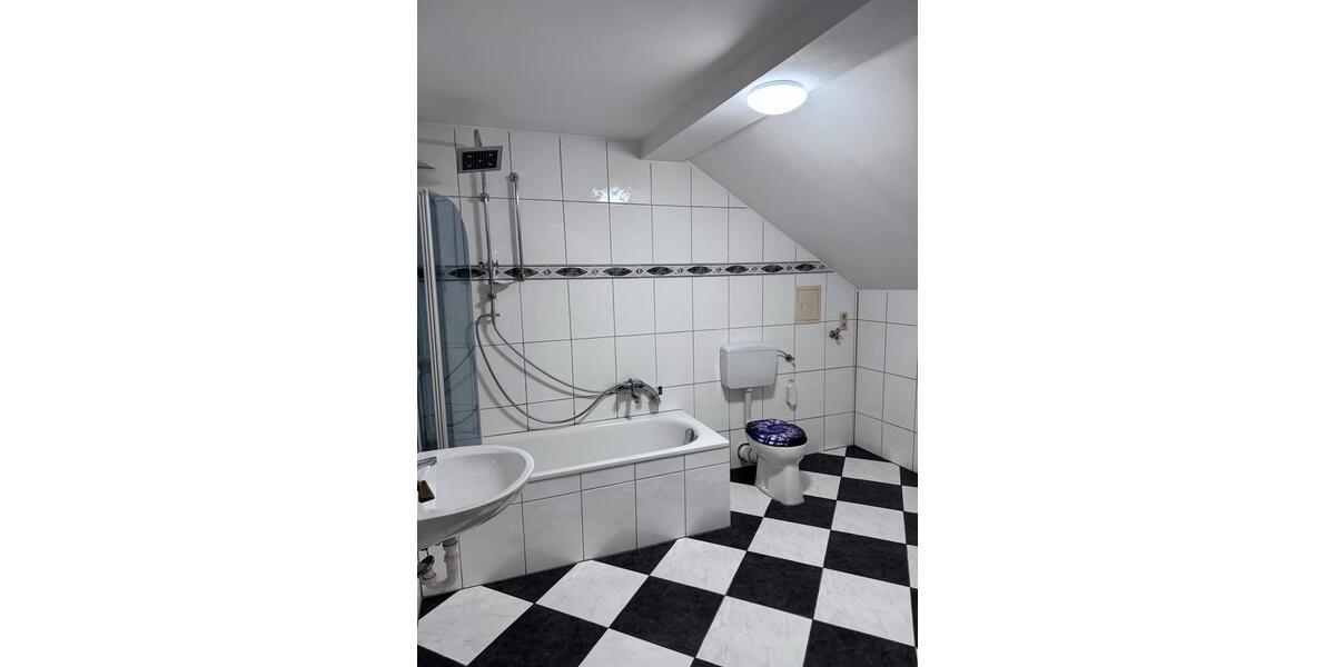 Dachgeschoßwohnung Überherrn - 4 Zimmer, 120 m&sup2;, 600&euro; | Angebot:25917920