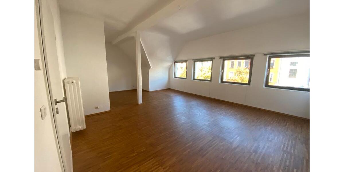 Dachgeschoßwohnung Saarbrücken Eschberg - 4 Zimmer, 125 m&sup2;, 950&euro; | Angebot:25852414