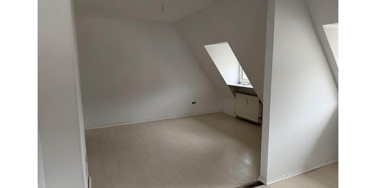 Dachgeschoßwohnung Saarbrücken Kieselhumes - 4 Zimmer, 65 m&sup2;, 1.000&euro; | Angebot:25830978