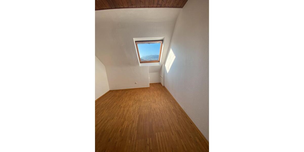 Dachgeschoßwohnung Saarbrücken Eschberg - 4 Zimmer, 125 m&sup2;, 350&euro; | Angebot:25866773